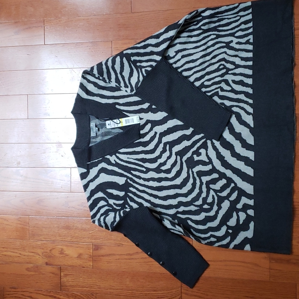 Joseph A. NWT animal print soft batwing sweater. Size M